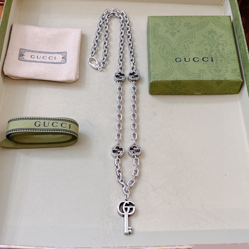 G*u*i necklaces